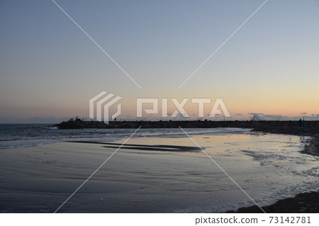 The sea at dusk, the Chigasaki coast in winter 73142781