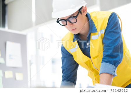 Man architect Man architect 73142912
