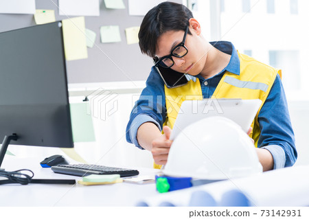 Man architect 73142931