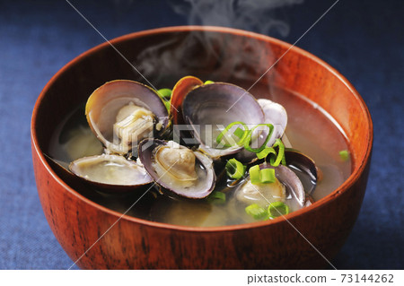 Shijimino miso soup 73144262