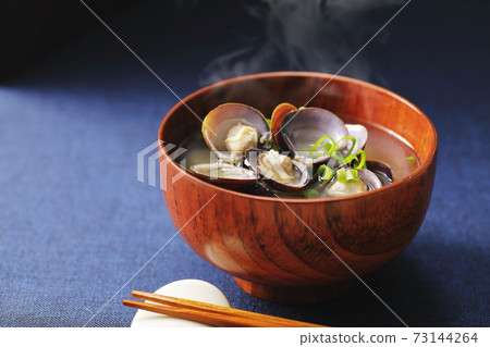 Shijimino miso soup 73144264