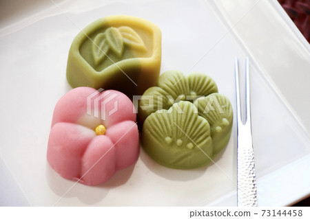 Japanese confectionery 73144458
