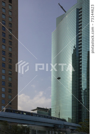 清潔發出藍色光芒的摩天大樓的纜車和單軌火車 73144623