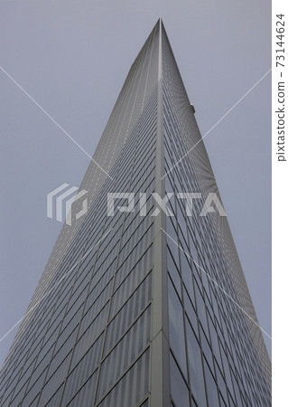 具有美麗銳角的高層建築 具有美麗銳角的高層建築 73144624