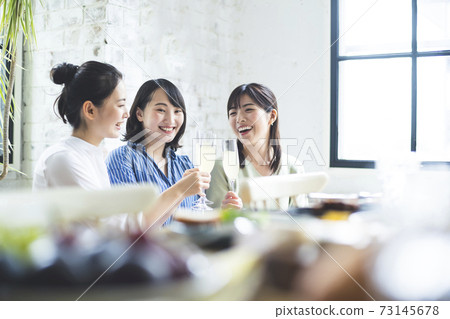 一個女人敬酒 73145678