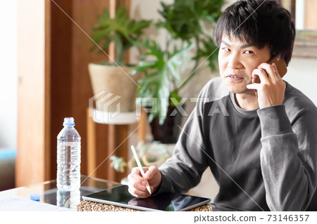 一個人在早上談論他的智能手機上的工作 73146357