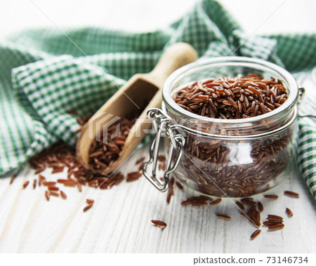 Raw red rice 73146734