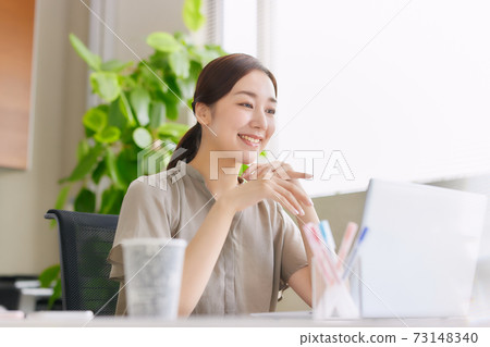 Business woman operating a personal computer in the office 73148340