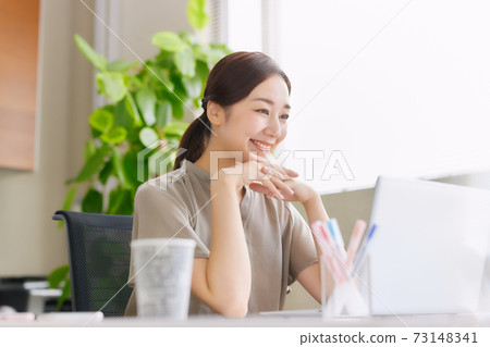 操作一台個人計算機的女商人在辦公室 73148341