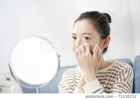 放入隱形眼鏡的年輕女子 放入隱形眼鏡的年輕女子 73150152