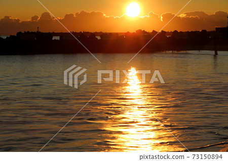 日出向大海吸引陽光 日出向大海吸引陽光 73150894