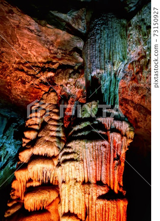 Majestic kind stone in the cave Majestic kind stone in the cave 73150927