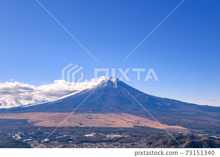 Clear winter sky and snow-covered Mt. Fuji 73151340