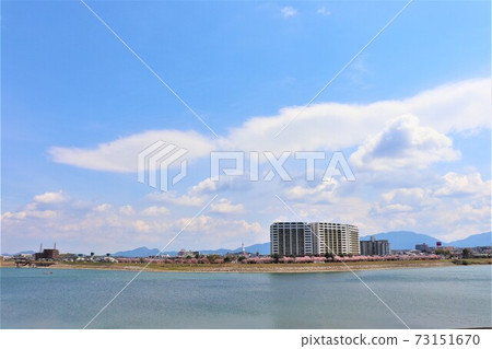大阪Sa山市Sa山池塘春天的景色 大阪Sa山市Sa山池塘春天的景色 73151670