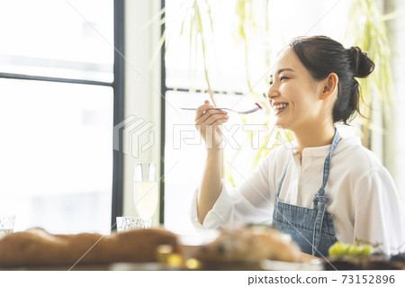 一個喜歡吃東西的女人 73152896