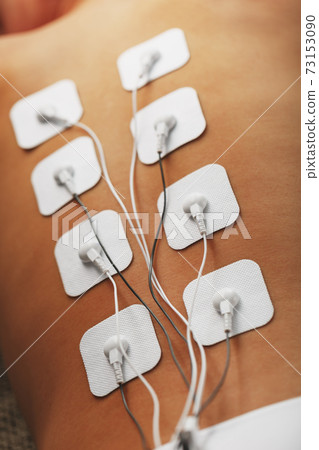 Myostimulation procedure on the back in a beauty salon. 73153090