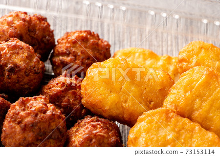 外賣圖像。炸雞塊和肉餃子放在透明的塑料容器中。 73153114