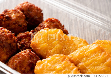 外賣圖像。炸雞塊和肉餃子放在透明的塑料容器中。 外賣圖像。炸雞塊和肉餃子放在透明的塑料容器中。 73153125