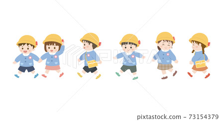 可愛的幼兒園走路走路 可愛的幼兒園走路走路 73154379