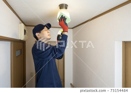 房屋清潔男工人清潔燈具 73154484