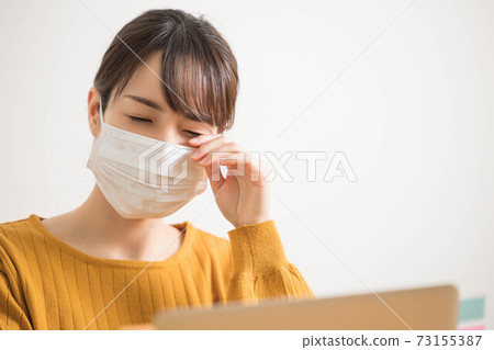 Young woman with itchy eyes due to hay fever 73155387