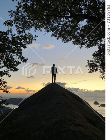 一個男人在山頂上等待日出 一個男人在山頂上等待日出 73155763