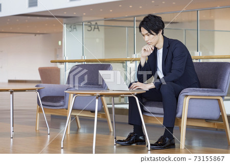 便攜式計算機上工作的年輕人 73155867