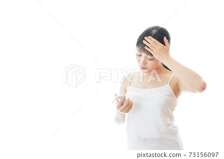年輕女子測量體溫 73156097