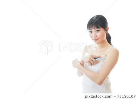 年輕女子測量體溫 年輕女子測量體溫 73156107