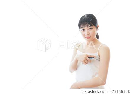 年輕女子測量體溫 73156108