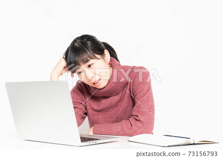 一個女人在使用計算機時遇到麻煩 一個女人在使用計算機時遇到麻煩 73156793