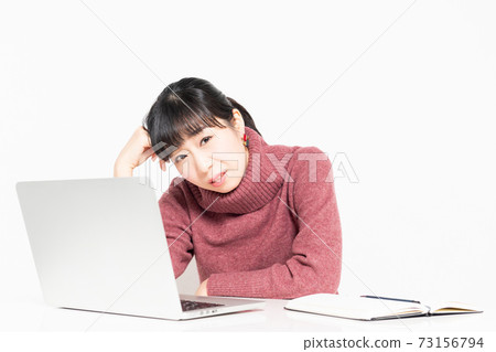 一個女人在使用計算機時遇到麻煩 73156794