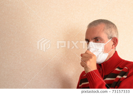 身體狀況不佳的外國中年男子 身體狀況不佳的外國中年男子 73157333