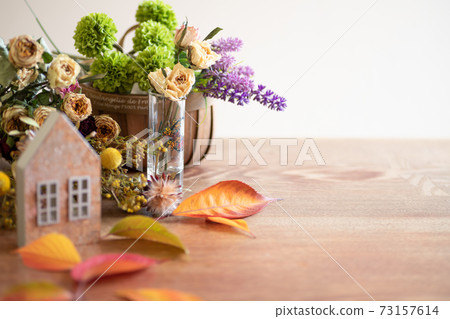 Dried flowers and fallen leaves 73157614