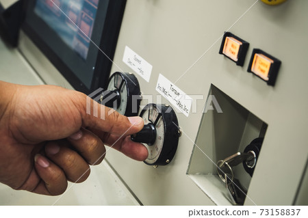 Male Operator use left hand to tuning torque level to start the machine 73158837