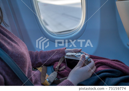 拿著照相機的婦女在一架飛機 73159774