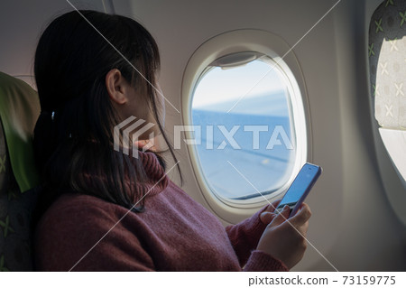 美麗的女人，從飛機裡邊看著窗外的紅色 73159775