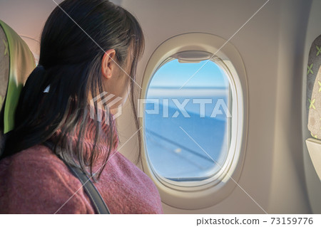 美麗的女人，從飛機裡邊看著窗外的紅色 73159776