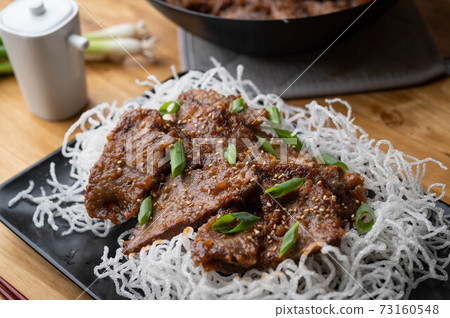 mongolian beef on fried glass noodle 73160548