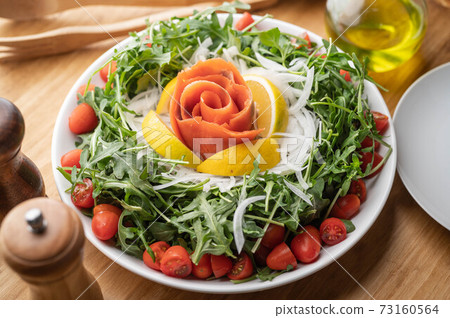 arugula salad with smoked salmon 73160564