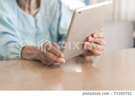 老人和平板電腦 73160782