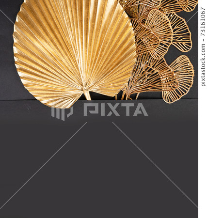 Golden tropial leaves 73161067