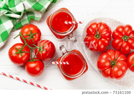 Fresh tomato juice and ripe tomatoes Fresh tomato juice and ripe tomatoes 73161100