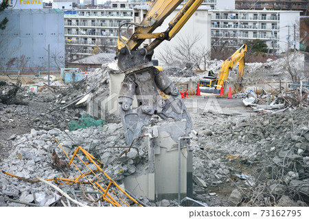 待拆除的老年公共住房大型重型機械拆除工作現場 待拆除的老年公共住房大型重型機械拆除工作現場 73162795