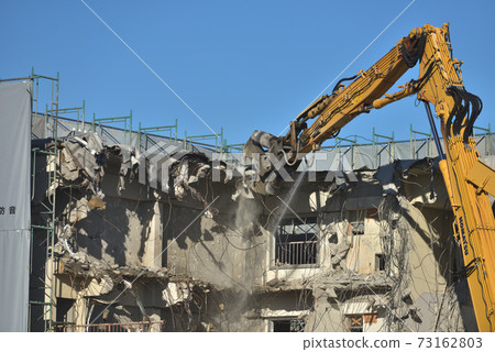 待拆除的老年公共住房大型重型機械拆除工作現場 待拆除的老年公共住房大型重型機械拆除工作現場 73162803