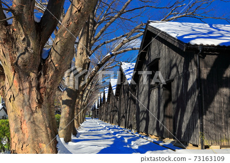 Mountainous warehouse in winter Mountainous warehouse in winter 73163109