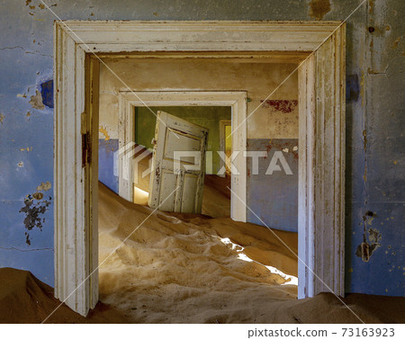 Sand has invaded and taken over these rooms in Kolmanskoppe Sand has invaded and taken over these rooms in Kolmanskoppe 73163923