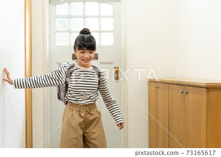 站立在入口的小學女孩 73165617