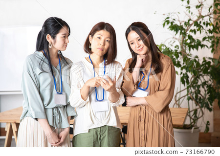 Female photos and female staff who have trouble seeing smartphones Female photos and female staff who have trouble seeing smartphones 73166790