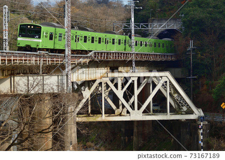 201 series train crossing the No. 4 Yamatogawa Bridge 73167189
